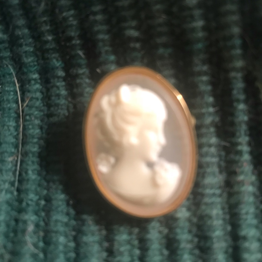 Cameo broach